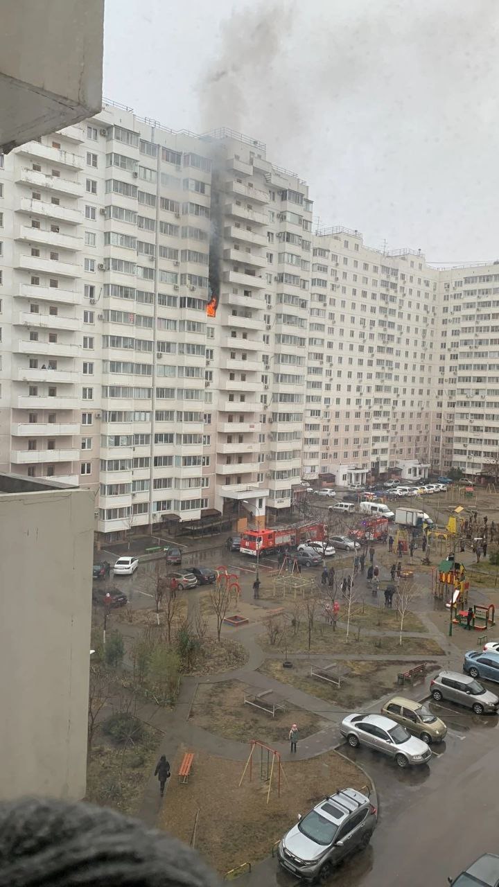 В Краснодаре эвакуировали жителей высотки из-за пожара на 11 этаже