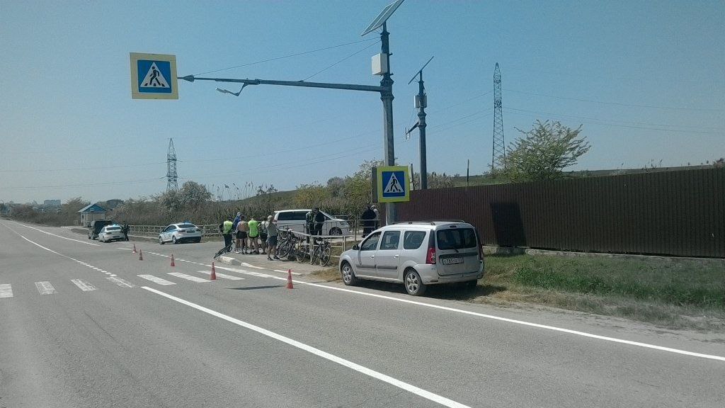 В Анапе машина сбила на трассе группу юных велосипедистов