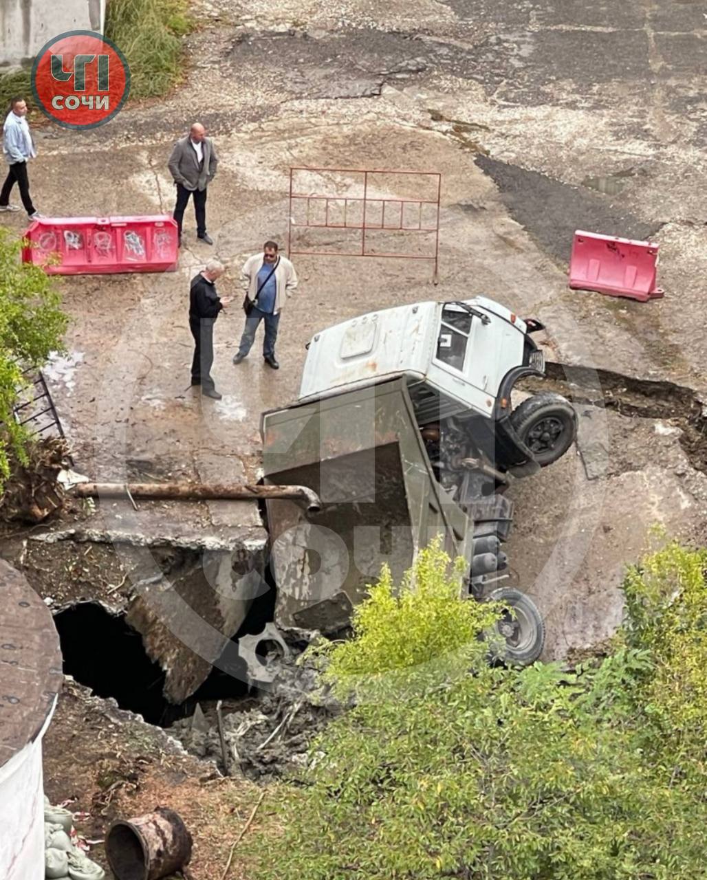 В центре Сочи самосвал провалился под асфальт | Живая Кубань