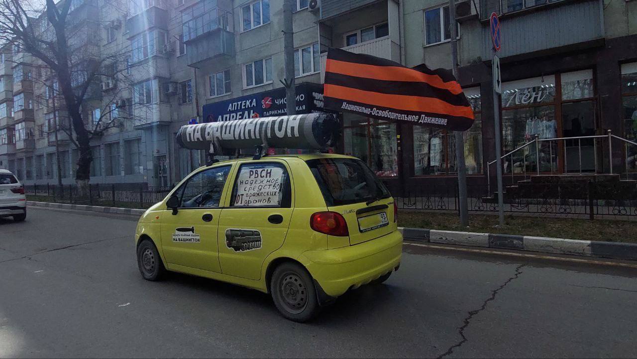 По дорогам Новороссийска ездит машина с большой ракетой