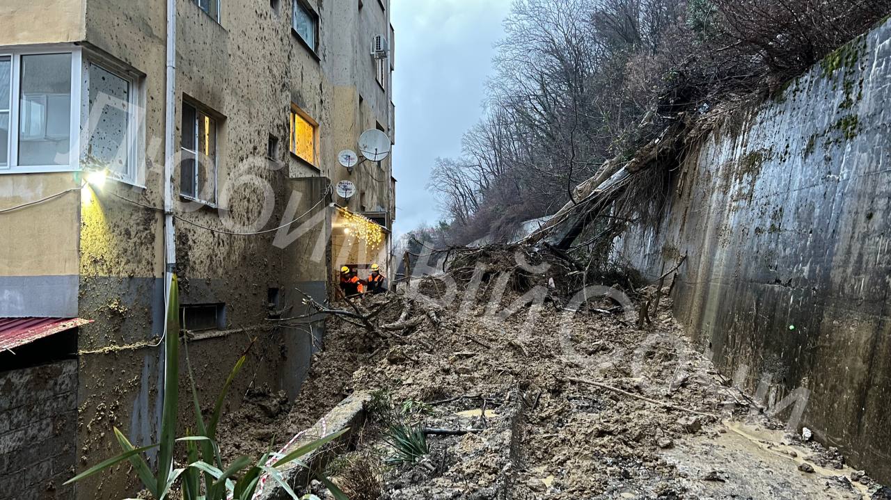 В Сочи гора сползает на многоэтажку, жильцов готовят к эвакуации ВИДЕО