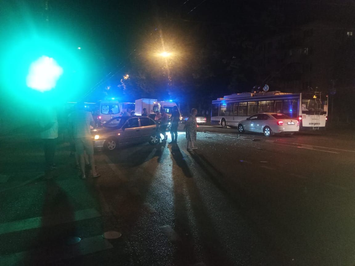 В Краснодаре столкнулись шесть автомобилей, в том числе маршрутка ВИДЕО