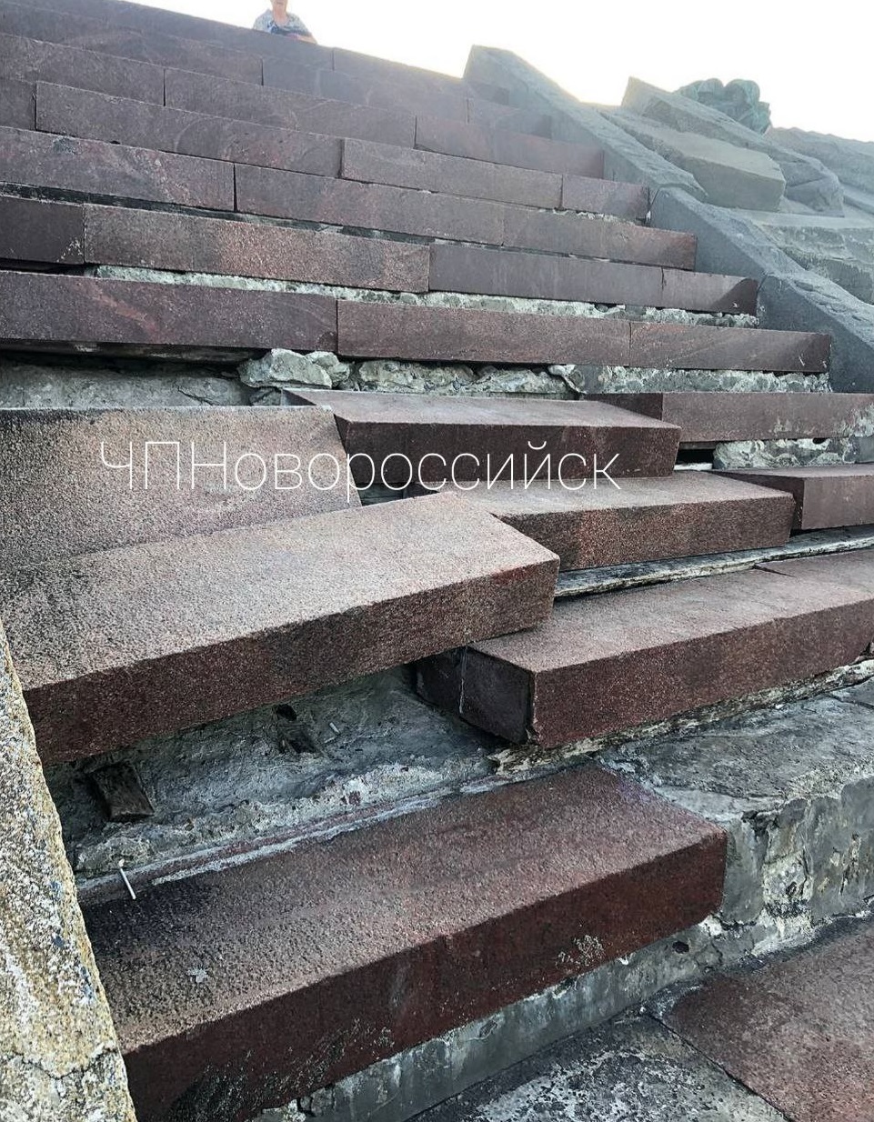 В Новороссийске разваливается лестница у мемориала «Малая Земля»