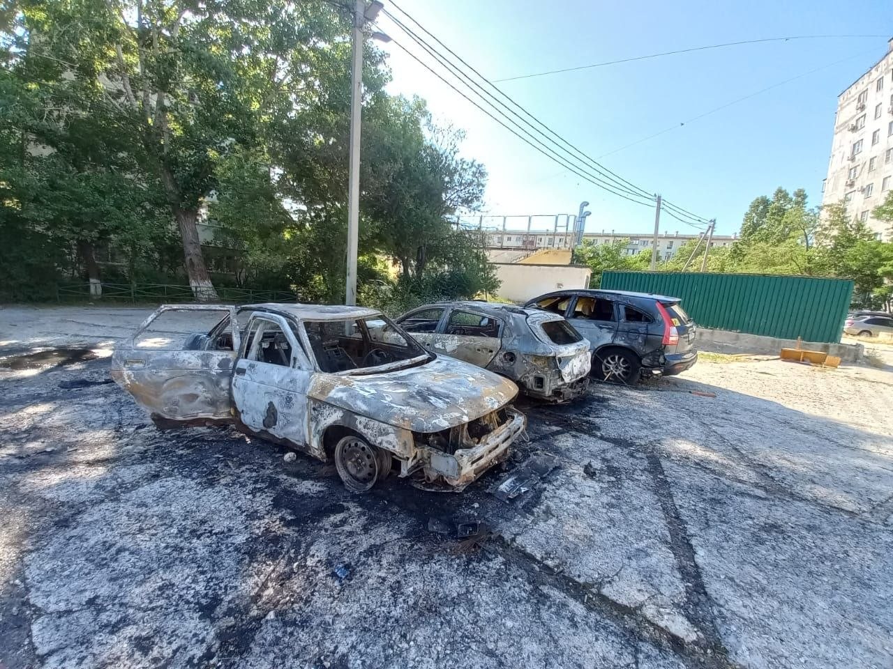 В Новороссийске ночью сгорели пять легковых машин ВИДЕО
