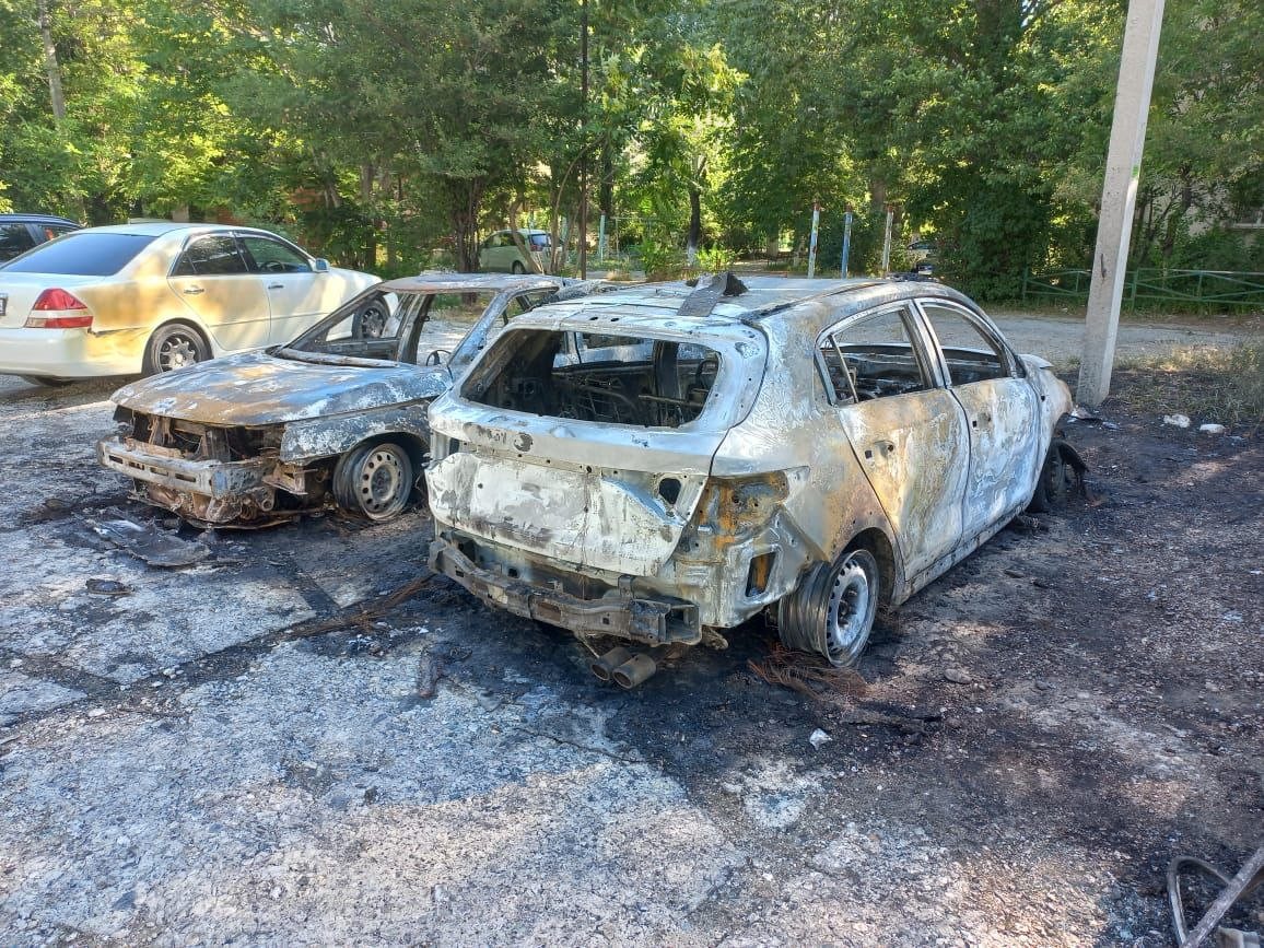В Новороссийске ночью сгорели пять легковых машин ВИДЕО