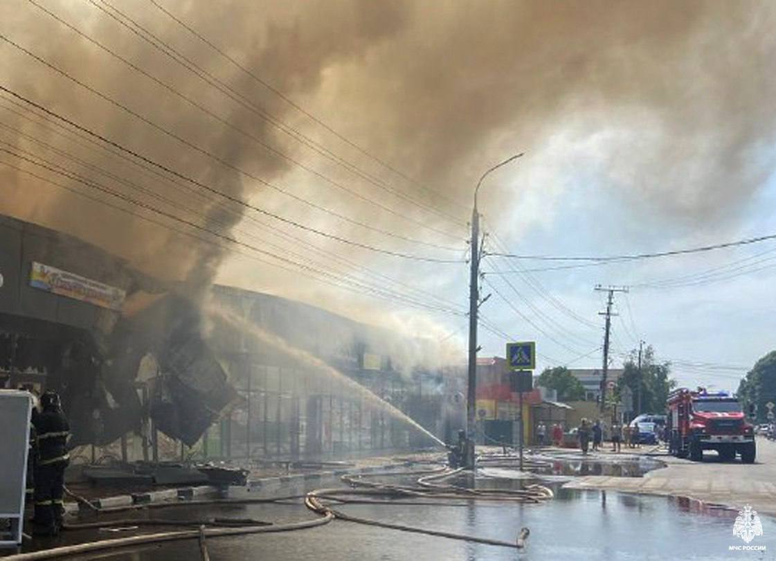 Сотрудникам МЧС удалось локализовать крупный пожар в Динском районе на  площади более 1,5 тысяч квадратных метров | 09.07.2024 | Краснодар -  БезФормата