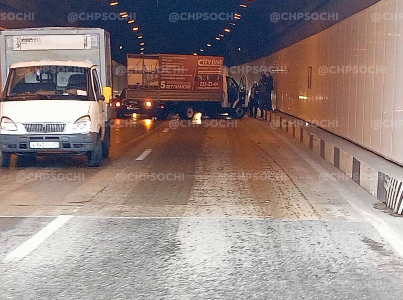 В сочинском тоннеле заблокирован проезд из-за аварии | 13.12.2022 |  Краснодар - БезФормата