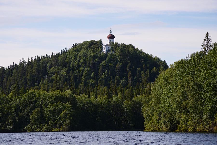 В Новороссийске на кромке моря стоит уникальный храм-маяк