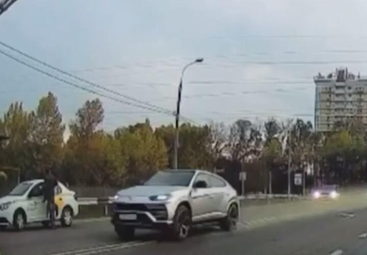 Гонки по встречке: в Краснодаре полиция нашла водителей дорогих авто