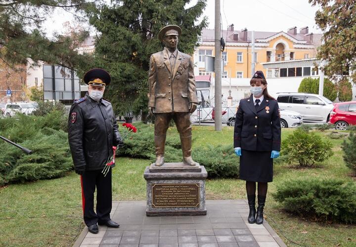 Краснодарцы раскритиковали памятник погибшим на службе участковым