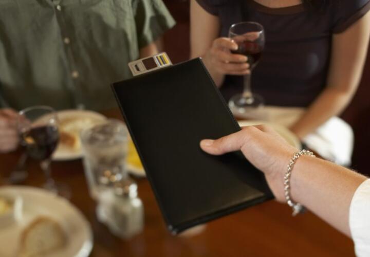 В Краснодаре сотрудница ресторана украла деньги с карты клиента