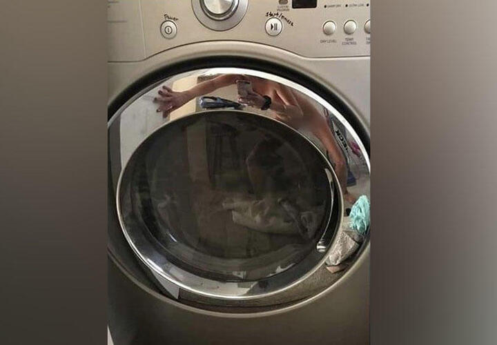 Голая девушка решила продать стиральную машинку