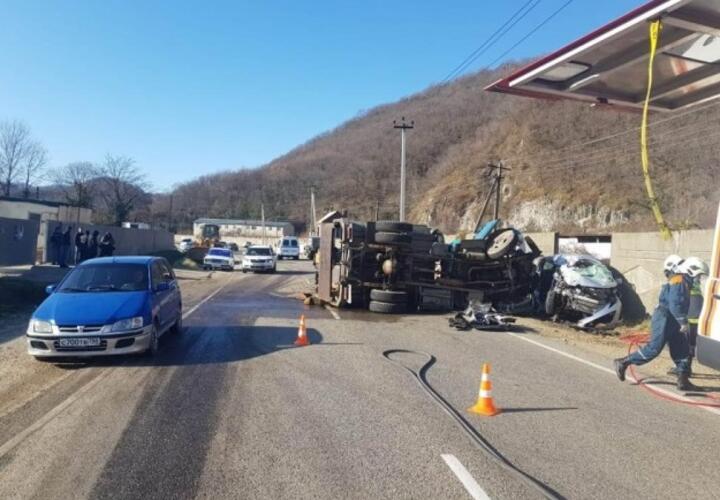 На Кубани в ДТП с самосвалом погиб водитель иномарки