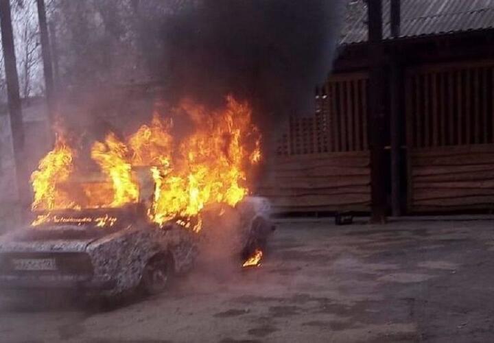 На Кубани вспыхнул припаркованный автомобиль