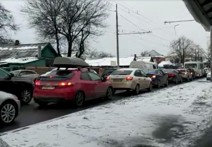 На выезде и въезде в Краснодар правоохранители досматривают машины