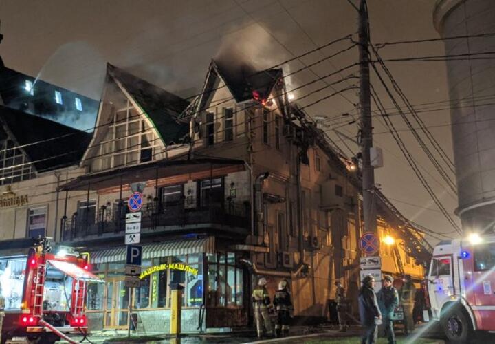 В Краснодаре пламя охватило крышу трехэтажного здания 
