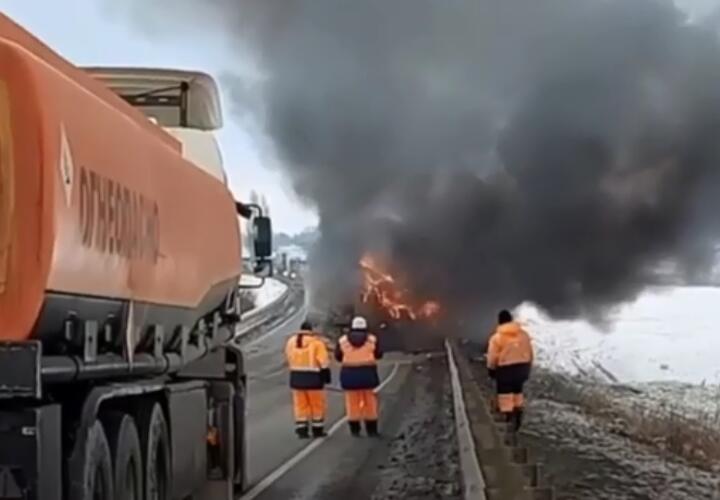 В Краснодарском крае жестко столкнулись два грузовика