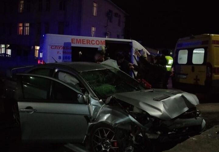 В Новороссийске автомобиль врезался в отбойник