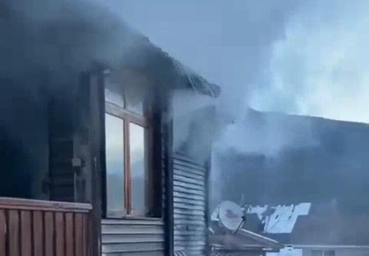 В Сочи пожарные тушили горящий дом