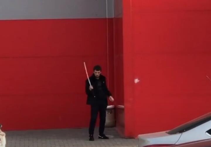 В Новороссийске возле гипермаркета разгуливал «самурай» с мечом