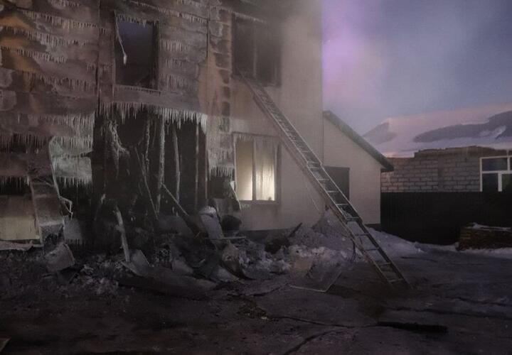 В пожаре в частном доме погибли двое детей