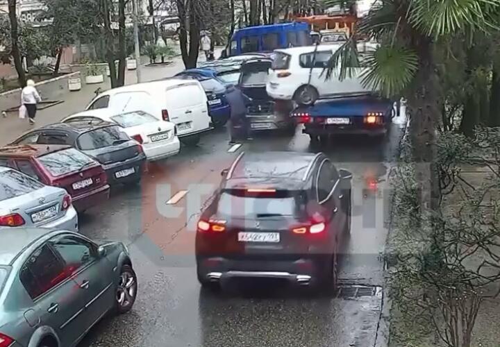 В Сочи эвакуатор повредил два автомобиля