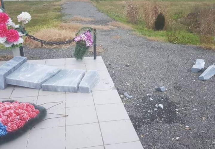 В Темрюке вандалы разрушили мемориал ветеранам войны 