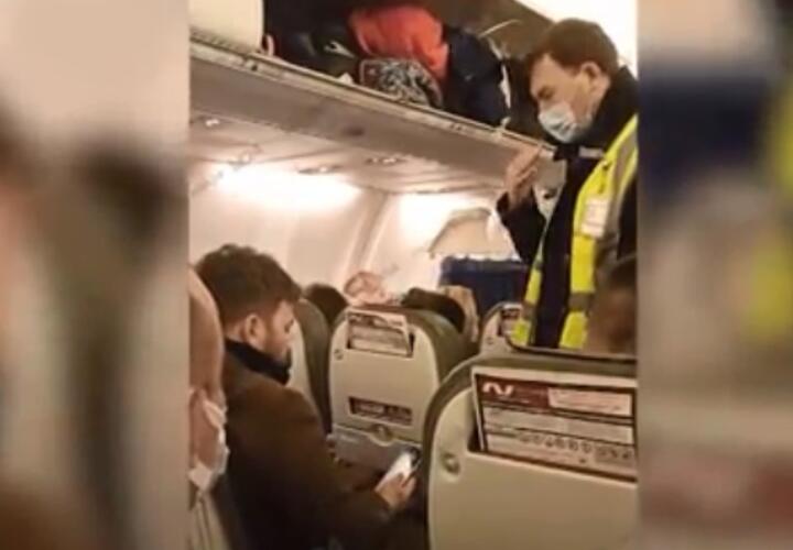 Вылет самолета Сочи-Москва задержали из-за «антимасочника» (ВИДЕО)