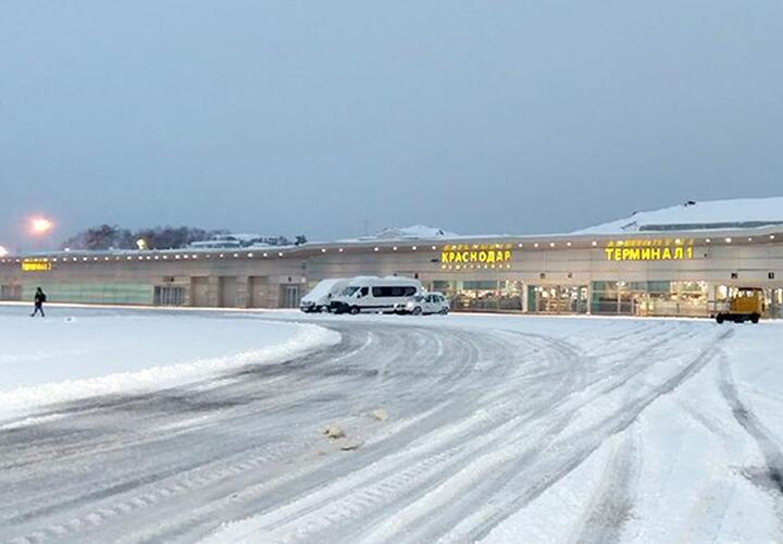 Из-за снегопада аэропорт Краснодара ограничил работу до 10:00 часов