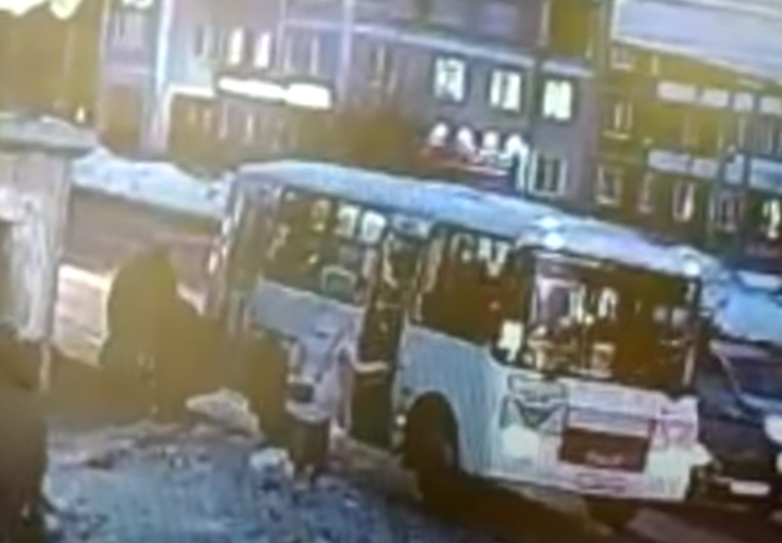 Школьница выпала из автобуса и попала под колеса (ВИДЕО)