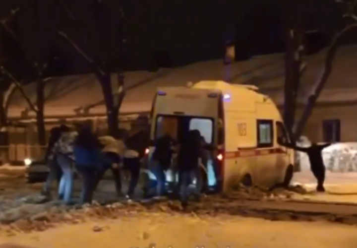 В центре Краснодара «скорая» с пациентом внутри застряла в снегу
