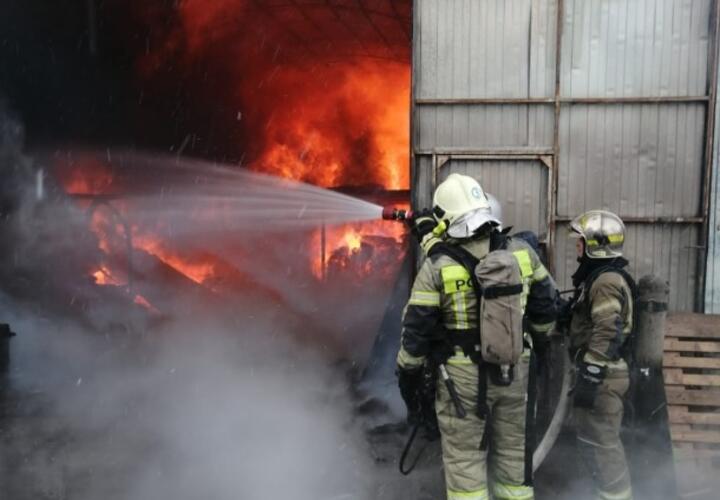 В Краснодаре потушили крупный пожар в трех ангарах