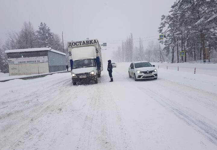 В Новороссийске, Горячем Ключе и Туапсе запретили проезд грузового транспорта