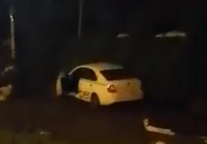 В Сочи таксист едва не сбил человека и улетел в кювет (ВИДЕО)