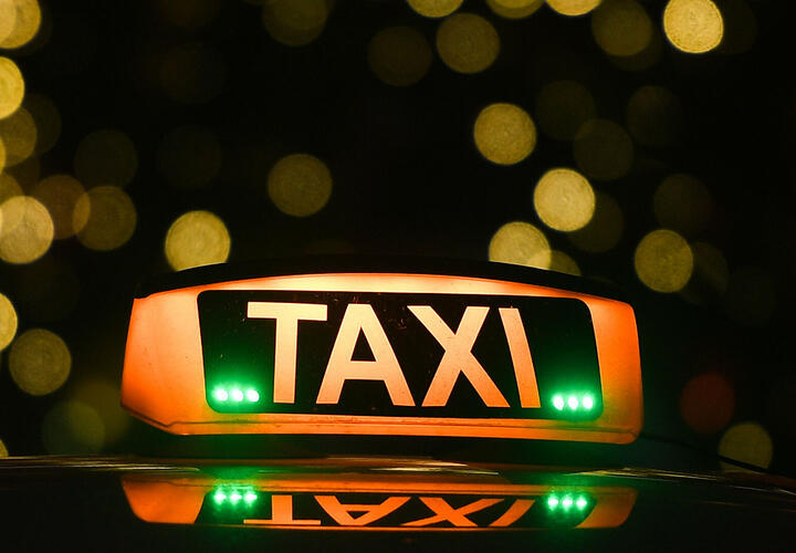 В Сочи таксист обокрал пассажирку 