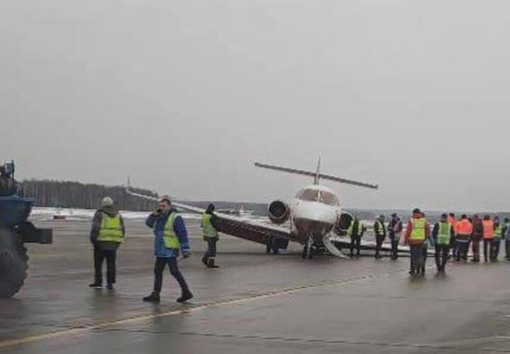 Самолет после посадки в порту завалился на бок
