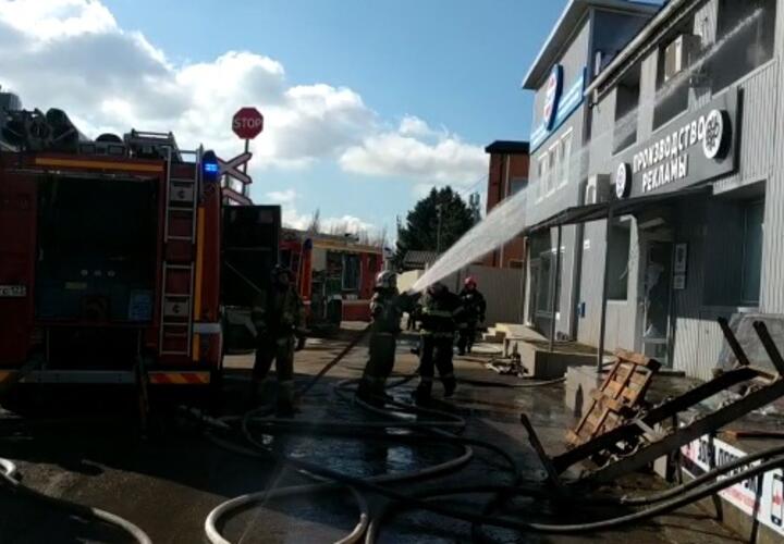 В Краснодаре тушат мощный пожар на складах (ВИДЕО)
