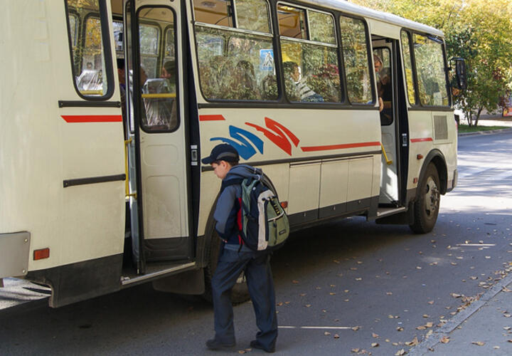 В Новороссийске водитель автобуса высадил ребенка в ураган