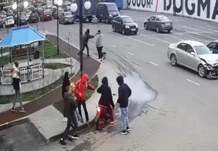 В Краснодаре подросток в маске ударил женщину битой 