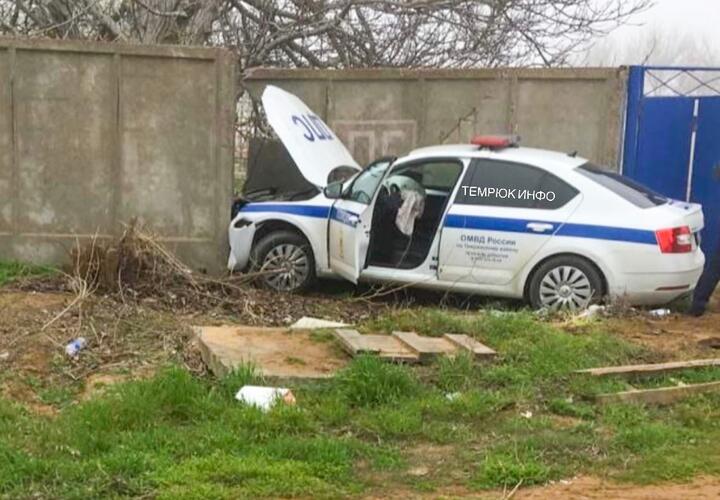 В Краснодарском крае автомобиль ДПС протаранил бетонную стену