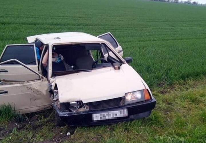 В Краснодарском крае автомобиль после ДТП вылетел в кювет