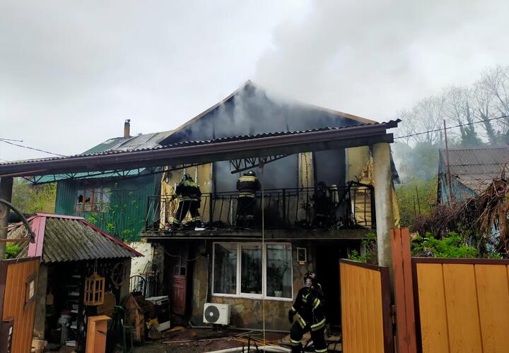 В Сочи горел двухэтажный жилой дом ВИДЕО