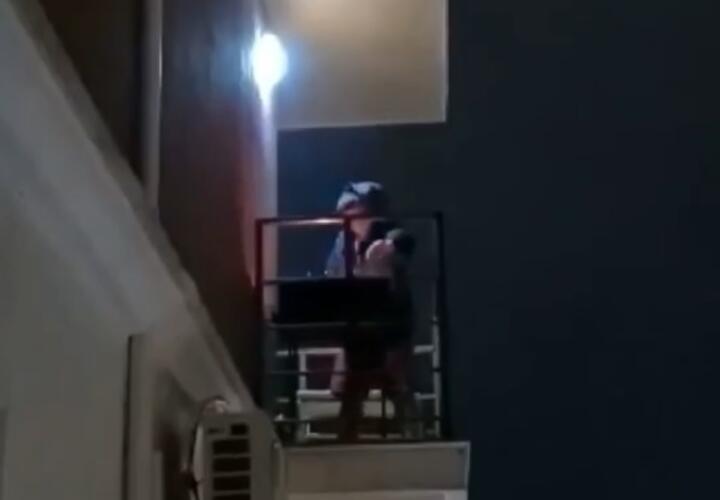 В Сочи мужчина за жарку шашлыка на балконе получит штраф
