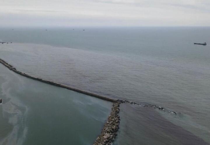 Чиновники озвучили официальную версию разлива нефтепродуктов на побережье в Туапсе ВИДЕО