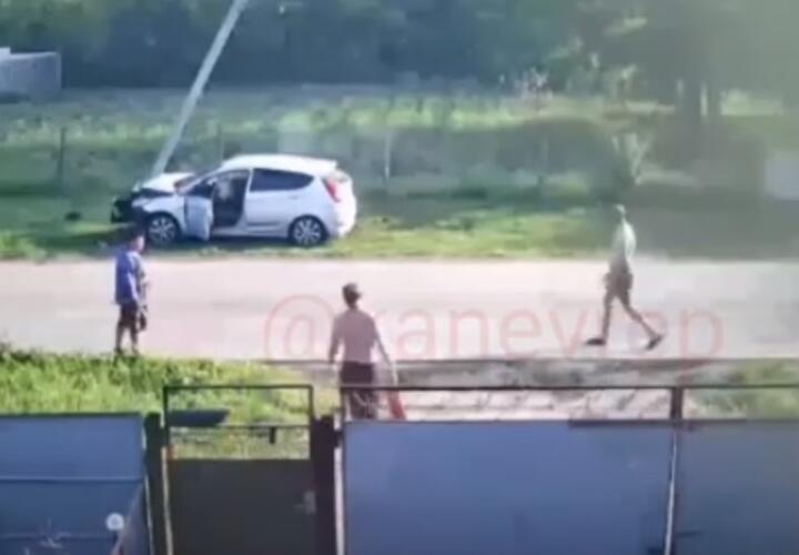 На Кубани две школьницы врезались в столб ВИДЕО