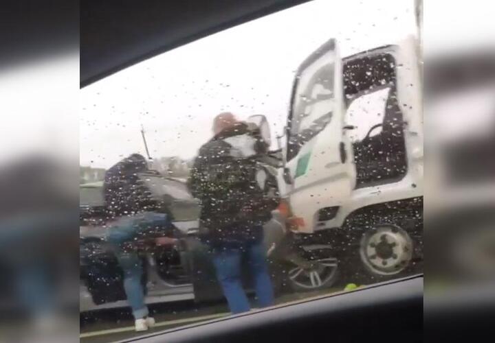 На мокрой дороге в Краснодаре произошла массовая авария