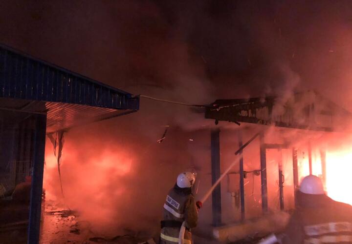 Ночью в Сочи горел строительный рынок