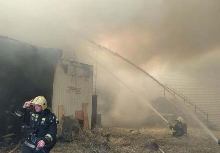 Пожар на складе в Краснодаре охватил почти триста квадратов ВИДЕО