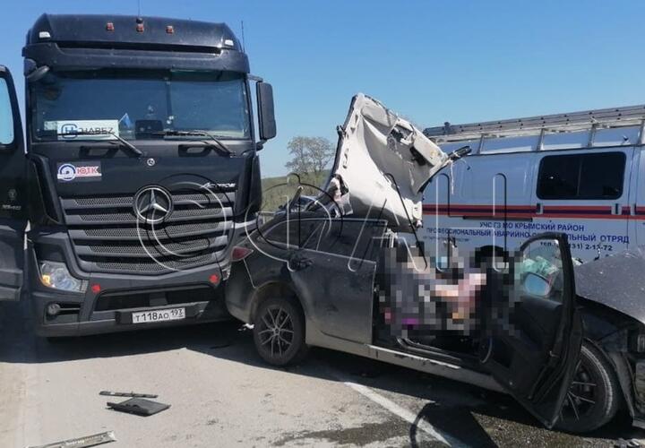 В Краснодарском крае в массовой аварии погиб водитель легковушки