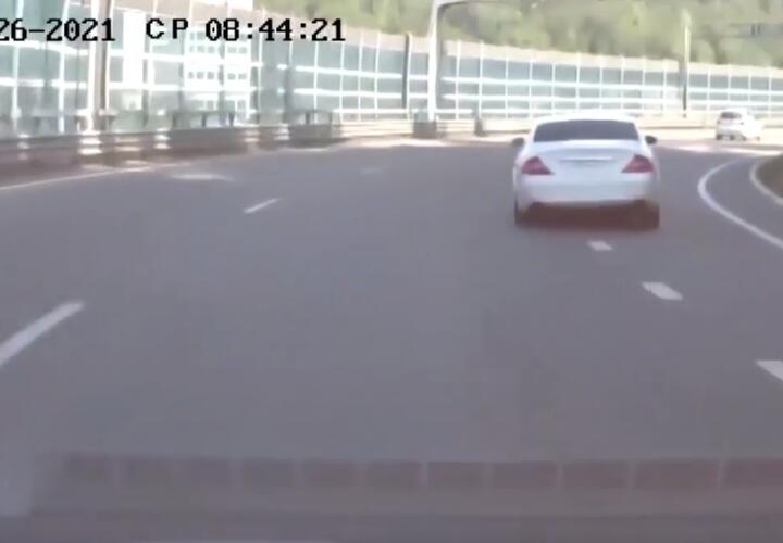 В Сочи лихач во время погони разбил свой Mercedes